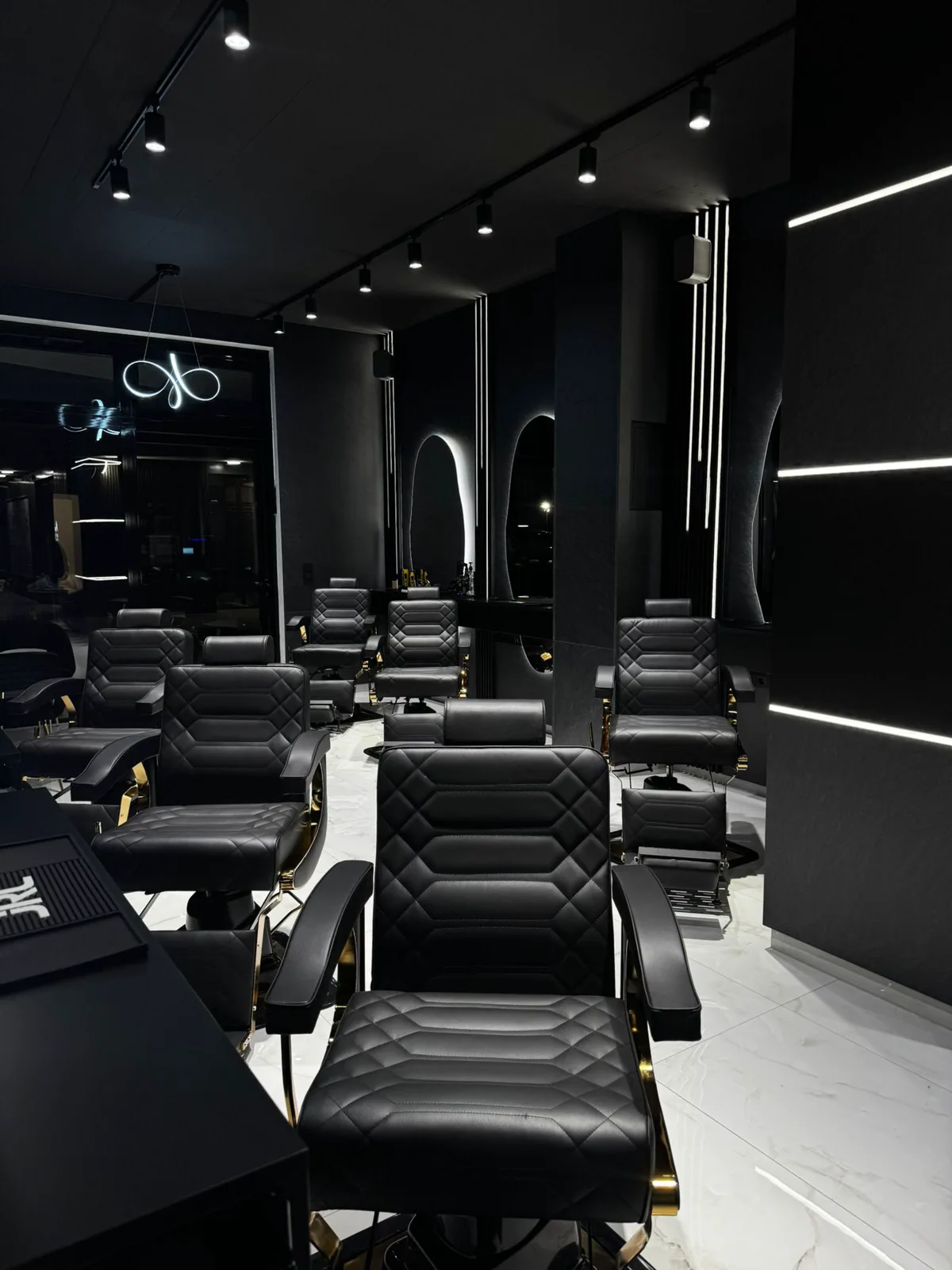 Pogled na frizerske stolice i radne stanice u enterijeru Prestige Hair Lounge salona u Sarajevu.
