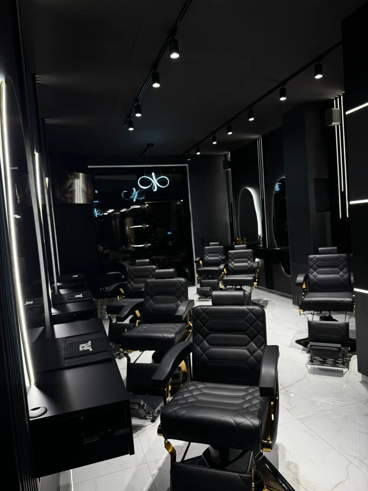 Enterijer Prestige Hair Lounge salona u Sarajevu sa više frizerskih stolica, ogledalima i radnim "stanicama".